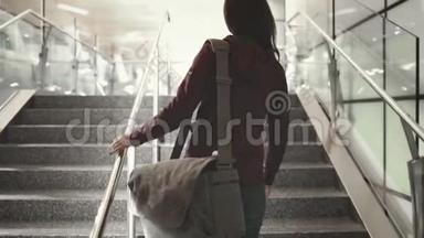 女人在国际机场上楼梯